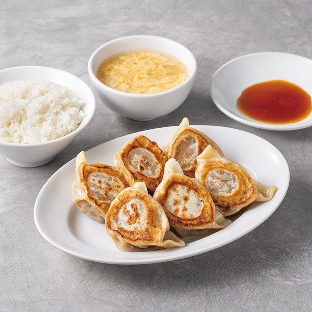 通常の約2.5倍の大きさの餃子が6個並ぶ、ちょもらんま酒場の「大餃子定食 6個」(1100円)