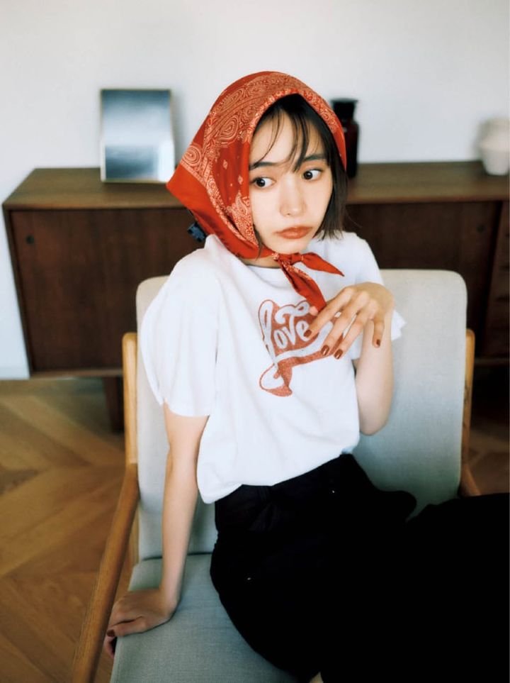 スカーフ¥19,800（エイネス／ジャーナル スタンダード レサージュ 銀座店） Ｔシャツ¥8,800（ホテルアンダースコア） パンツ¥3,990（ユニクロ）