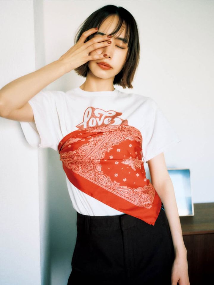 スカーフ¥19,800（エイネス／ジャーナル スタンダード レサージュ 銀座店） Ｔシャツ¥8,800（ホテルアンダースコア） パンツ¥3,990（ユニクロ）