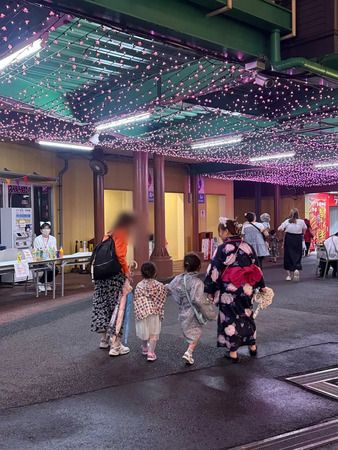 ひとり親家庭の親子を貸し切りの「浅草花やしき」に招待。夏休みに思い出を！