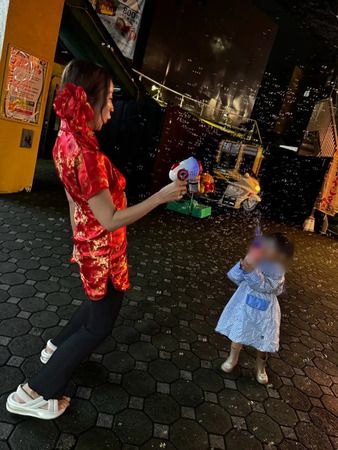ひとり親家庭の親子を貸し切りの「浅草花やしき」に招待。夏休みに思い出を！