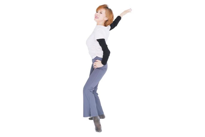 74歳で踊り、歌い、走り続ける【小柳ルミ子さん】の毎日習慣：ストレッチと食事でしなやかな体を保つコツ