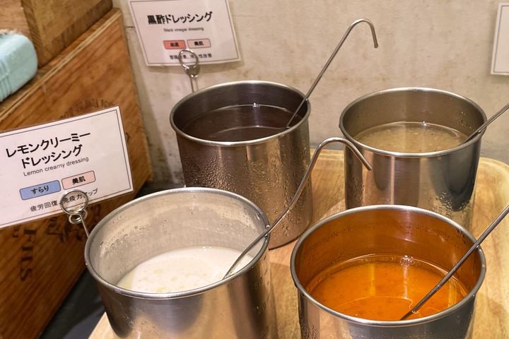 （左奥から）「黒酢ドレッシング」「玉ねぎドレッシング」 （左手前から）「レモンクリーミードレッシング」「人参ドレッシング」