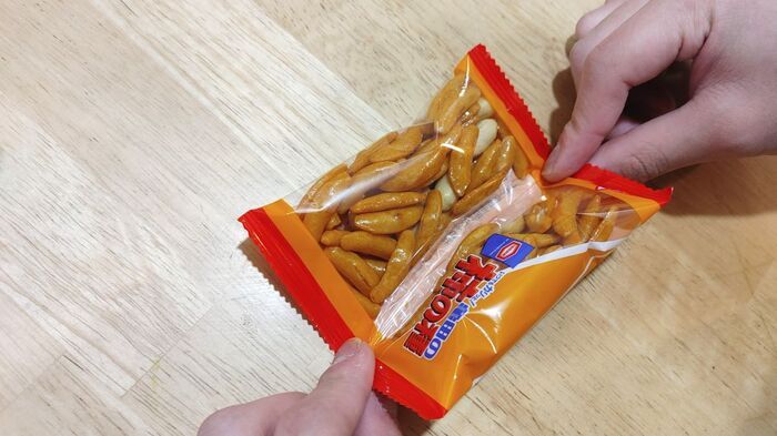 おお～便利！【柿の種】の目ウロコな開け方。食べやすい＆プチストレスも軽減