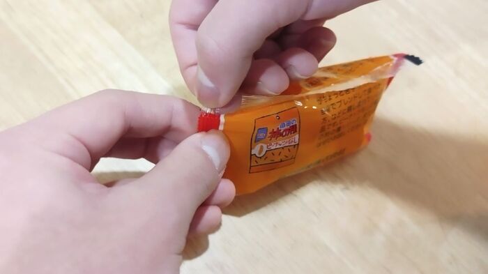 おお～便利！【柿の種】の目ウロコな開け方。食べやすい＆プチストレスも軽減