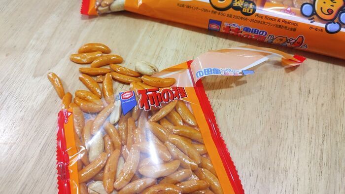 おお～便利！【柿の種】の目ウロコな開け方。食べやすい＆プチストレスも軽減