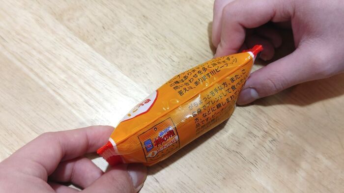 おお～便利！【柿の種】の目ウロコな開け方。食べやすい＆プチストレスも軽減