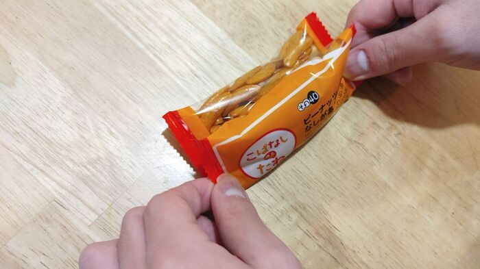 おお～便利！【柿の種】の目ウロコな開け方。食べやすい＆プチストレスも軽減
