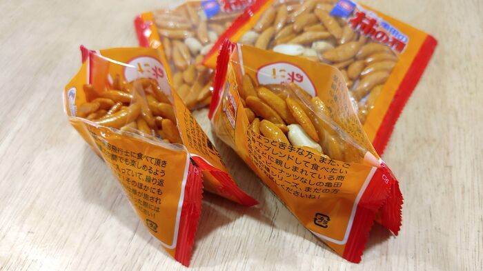 おお～便利！【柿の種】の目ウロコな開け方。食べやすい＆プチストレスも軽減