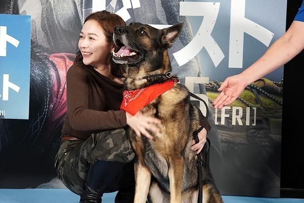 【写真を見る】村重杏奈、シェパード犬のDINOくんのお腹をさすり、メロメロ