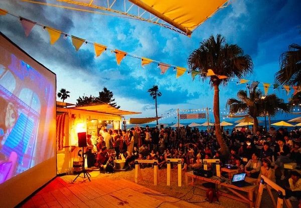 【宮崎県宮崎市】大型スクリーンで映画を観て、会場に泊まれる野外映画祭「AOSHIMA FILM FES」初開催！