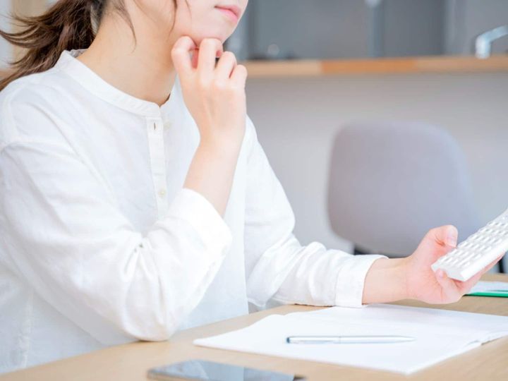 心身の不調や経済的な事情を抱えながら、限られた年金収入を親子で分かち合い実家で暮らす選択をする人もいます。今回は、兵庫県川西市に住む54歳女性のエピソードを紹介します。