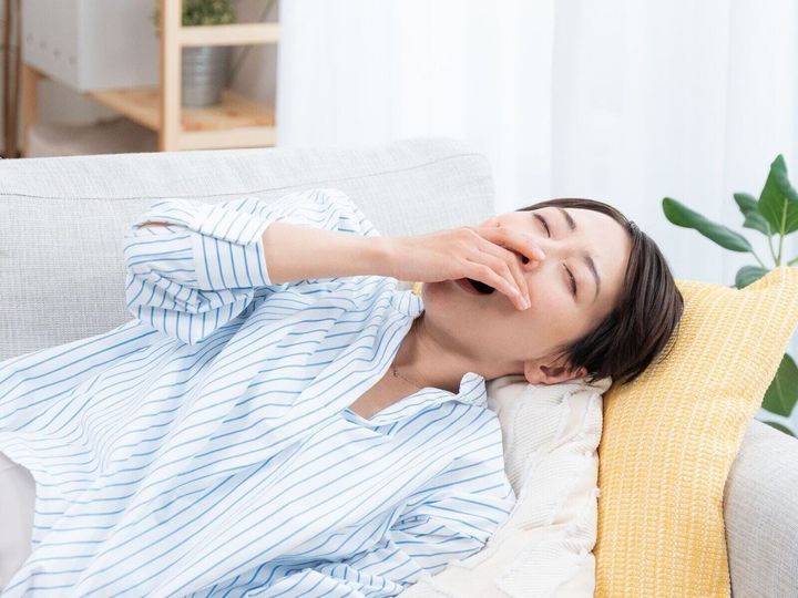 【内科専門医が回答】食後の強い眠気に「糖尿病では」と不安になる方は少なくありません。多くの場合は自然な体の反応に過ぎませんが、血糖値の急上昇が関係している可能性もあり、油断は禁物です。見分け方と対処法をご紹介します。（※画像：Shutterstock.com）