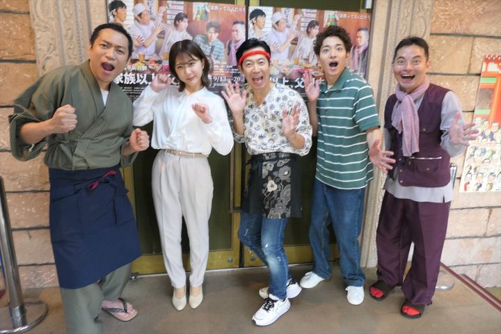 東京浅草新喜劇『家族以上、父親未満』囲み取材に登場した（左から）はなわ、清水麻璃亜、東貴博、福田悠太、錦笑亭満堂 クランクイン！ 写真：宮崎新之 width=