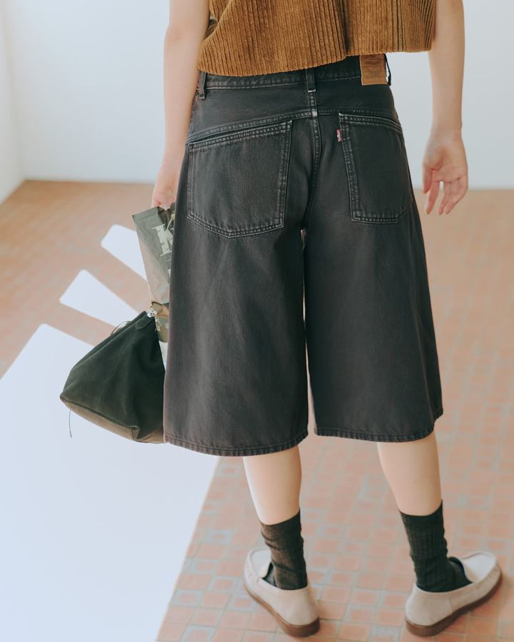 久しぶりの夏日、Tシャツにコーデュロイベストを重ねて秋先取り！【FUDGE 10月号連動企画 – ロングスリーブとショートボトムで……。 | DAY 03】
