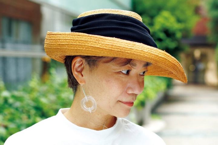 前後でつばの形が異なる立体的なデザインは、帽子作家・遠矢羊子氏によるもの。