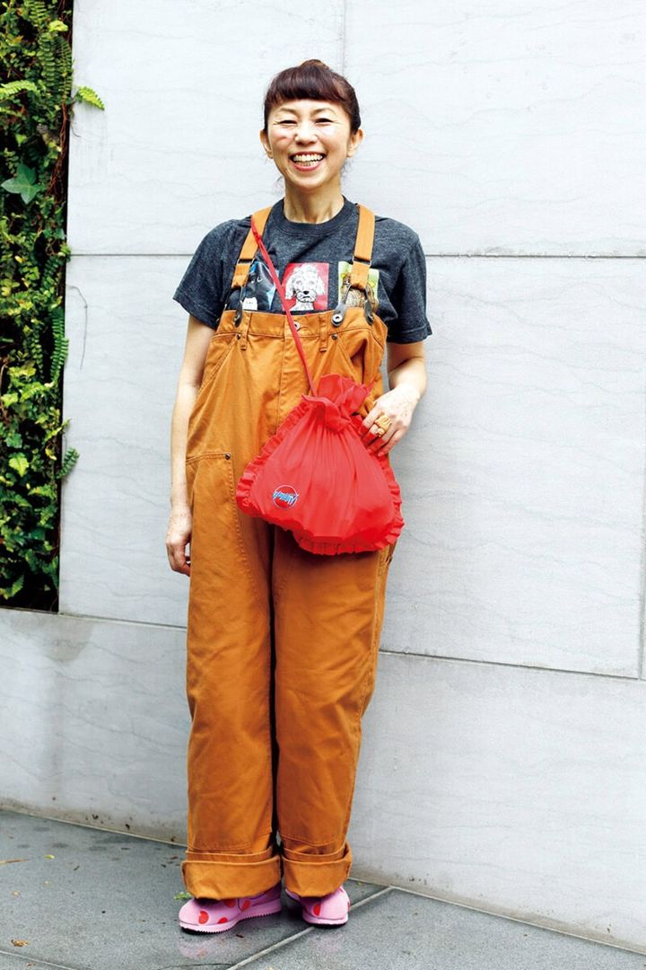 鮮やかな挿し色が映えるポップな大人カジュアル