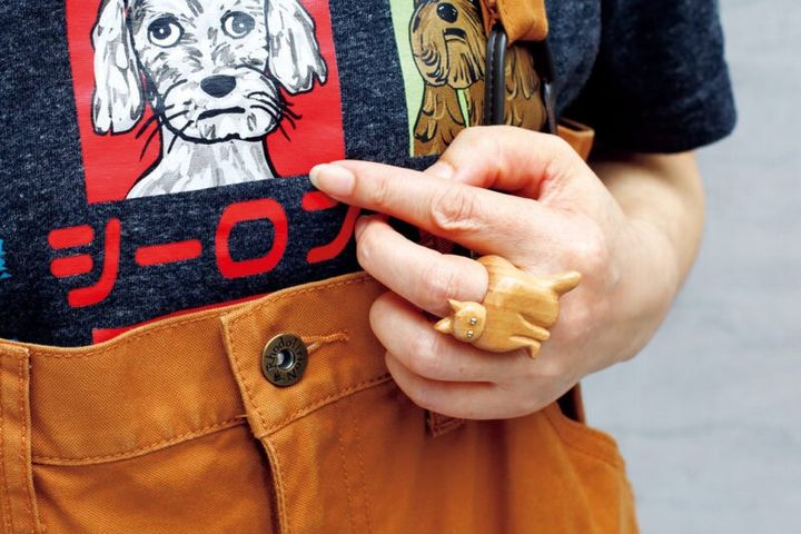 ネコモチーフの木製リングにほっこり。