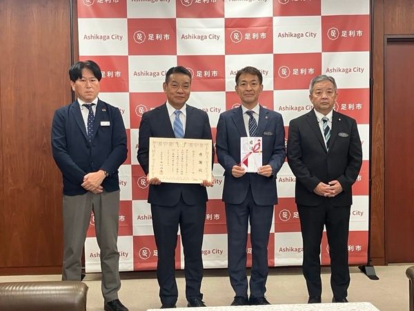 レンタルのニッケンが、栃木県足利市へ熱中症対策用冷凍庫とベビーケアルームを寄贈