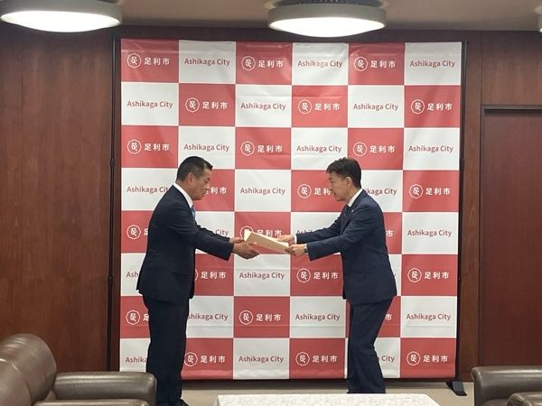 レンタルのニッケンが、栃木県足利市へ熱中症対策用冷凍庫とベビーケアルームを寄贈