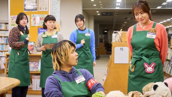 夜ドラ「税金で買った本」第14回より ©️NHK