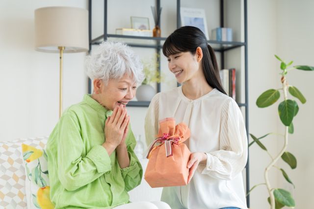 祖母にプレゼントを渡す孫