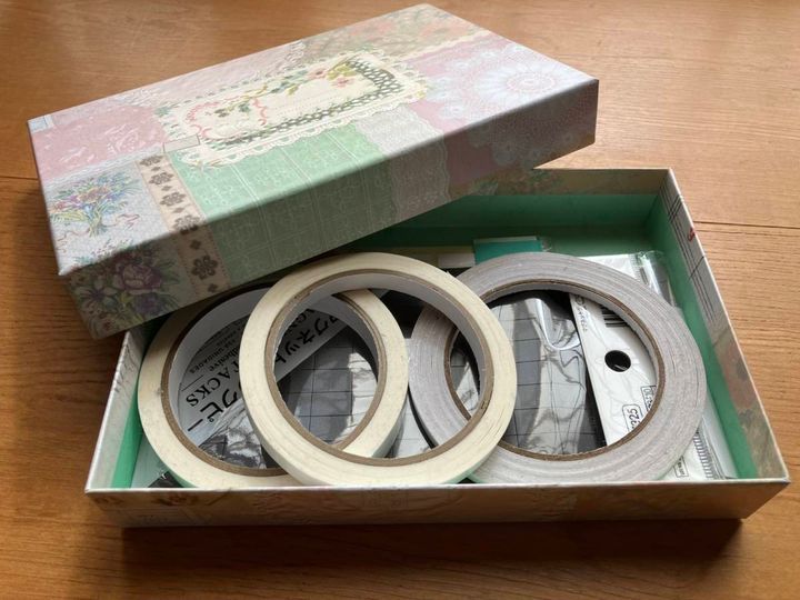 セリア：文具小物収納BOX フタつき フレンチロマンチック
