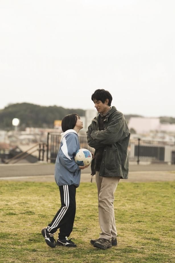 スランプ気味の小説家である叔父の圭佑(中島歩)と、サッカー少女で姪の亜美(七瀬ふうり)によるロードムービー [c]2027「旅する練習」製作委員会