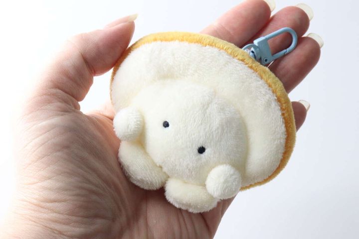 女性の手のひらに乗せられた求心フレンズのほたてぬいぐるみキーホルダー