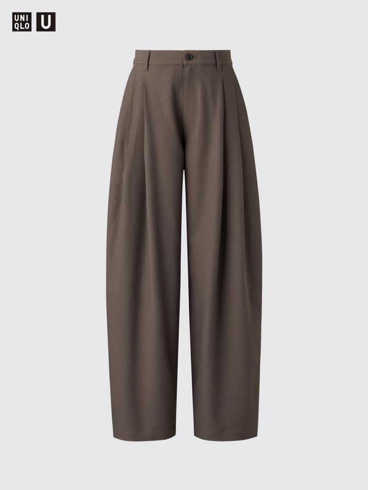 茶色のタックバレルレッグパンツを平置き