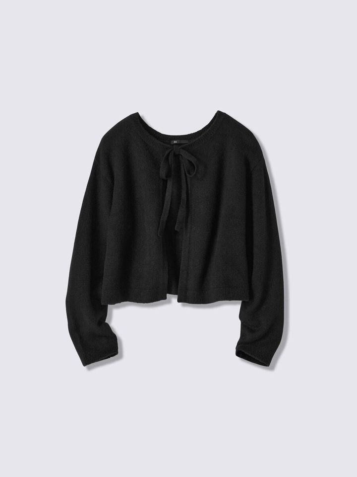 黒い長袖のショート丈カーディガン。前でリボンを結ぶデザイン。