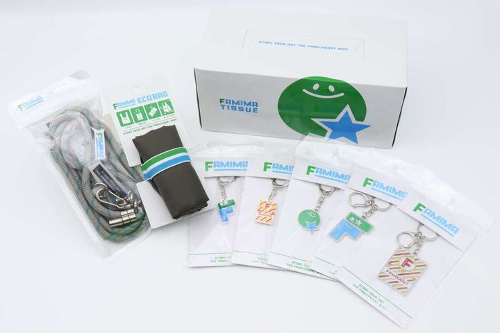 ファミマのキーホルダー、エコバッグ、ティッシュが並べられている