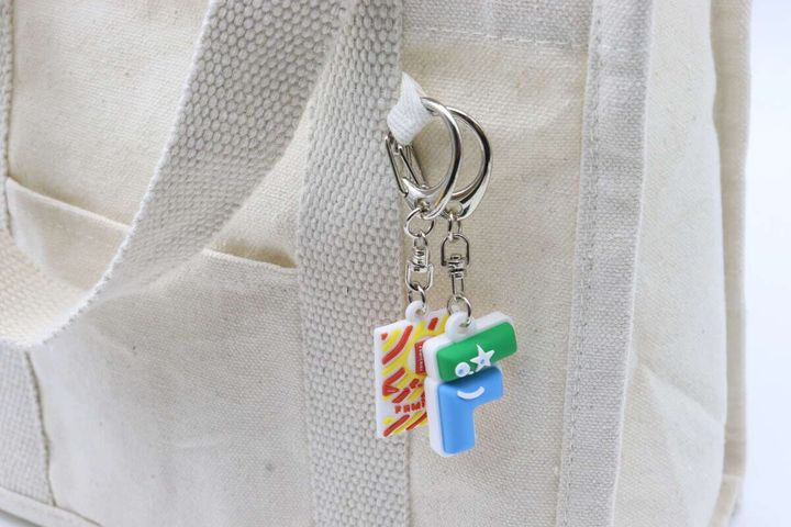 ファミチキMINIとF MINIキーホルダーを白いトートバッグに重ね付け