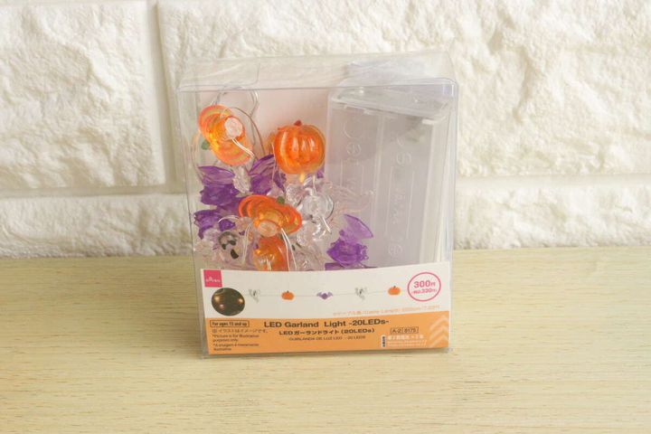 ダイソーのハロウィンLEDガーランドライトが透明なパッケージに入っている