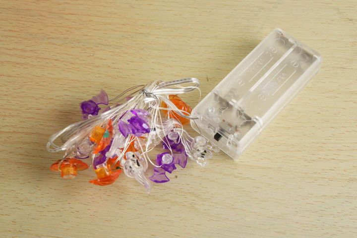 パッケージから出したハロウィンガーランドライトと電池ボックス