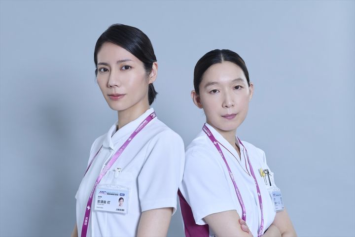 ドラマ『アナログナース～デジタルってなんなんだよ!?～』より（左から）主演・松下奈緒、共演の江口のりこ （C）テレビ朝日 width=
