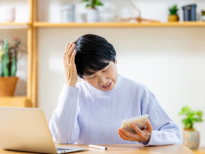 自身の健康不安や母親の体調面を考慮して互いに支え合う暮らしを選ぶ一方で、持ち家の老朽化に伴う修繕費や物価高といった経済的な課題に直面するケースもあります。今回は、茨城県つくば市に住む56歳女性のエピソードを紹介します。