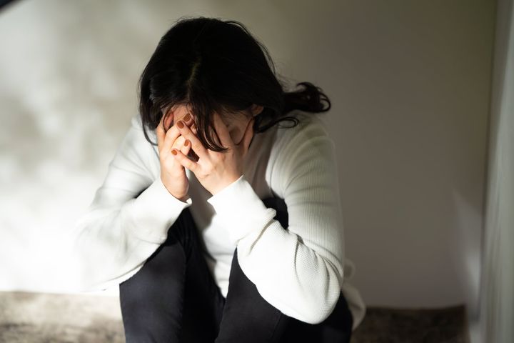 障害年金の請求に必要な書類はひきこもっている本人だけでは作成が不可能なケースも珍しくない（画像はイメージ）