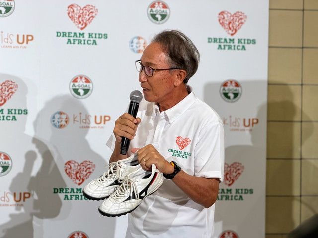 靴を手に語る柱谷哲二さん