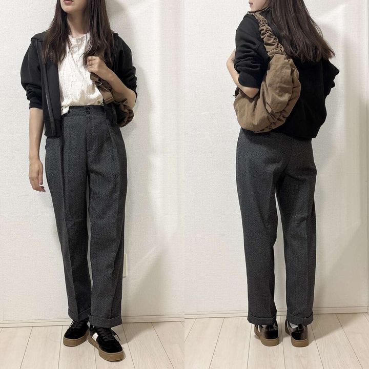 ダークグレーのツイードパンツに黒い短丈パーカーと白Tシャツを合わせた女性の全身コーデ
