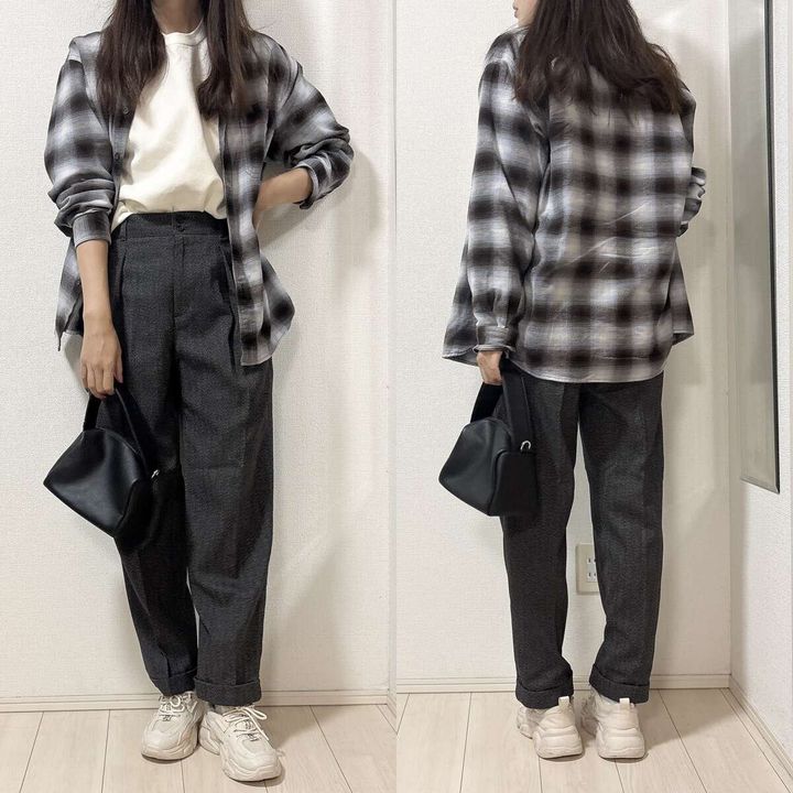 ダークグレーのツイードパンツにチェックシャツと白Tシャツを合わせた女性の全身コーデ