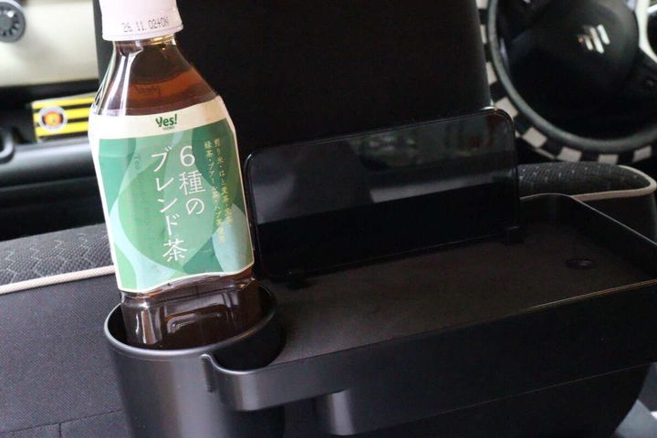 車用トレイのドリンクホルダーにペットボトル、スマホスタンドにスマホを置いた状態