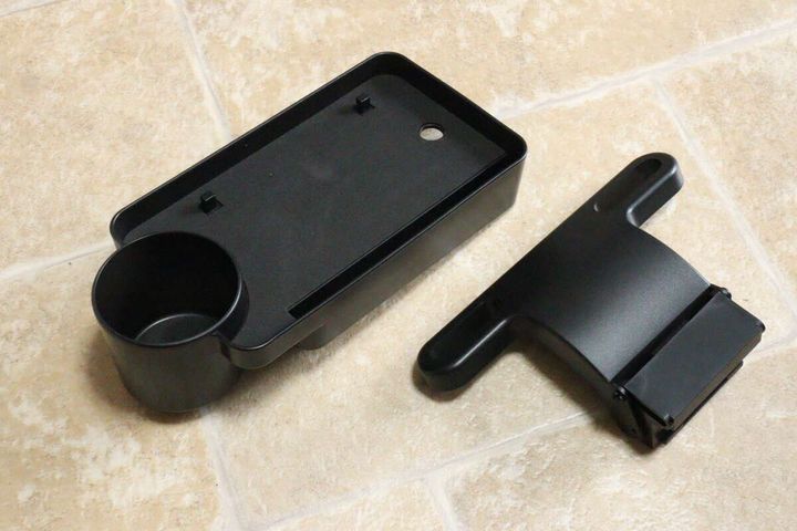 黒い車用トレイのテーブル部分とアーム部分が分離した状態