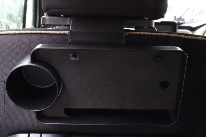車のヘッドレストに黒い車用トレイが取り付けられた様子