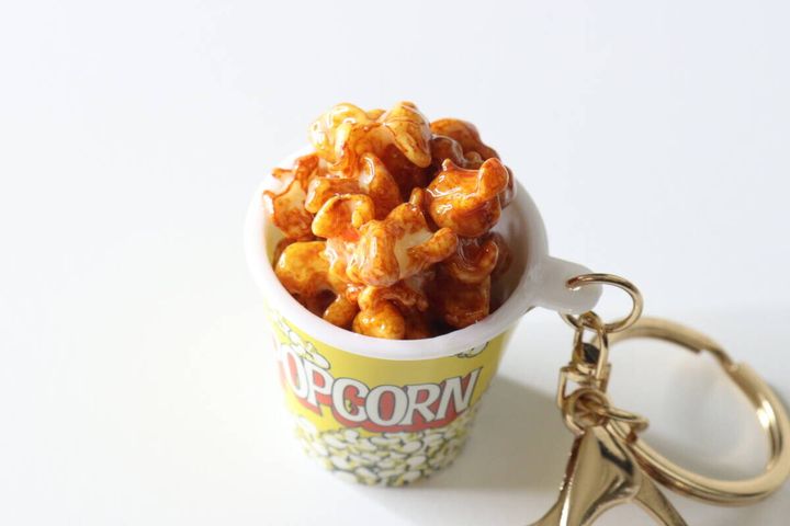 キャラメルソースが絡んだリアルなポップコーン部分のクローズアップ