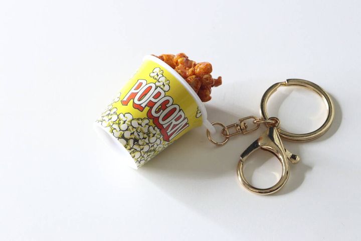 白い背景に斜めに置かれたポップコーン型キーホルダー
