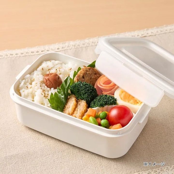白い弁当箱に白米、梅干し、おかずが彩りよく詰められている