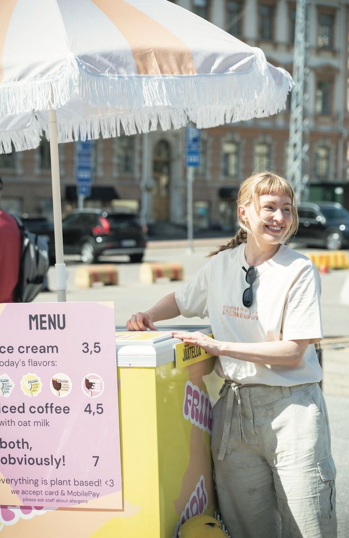 バニラアイスみたいなショップTシャツがポイントのコーデ【番外編：HELSINKI】