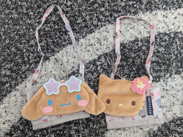シナモロールとハローキティのカップスリーブチャームを並べた写真