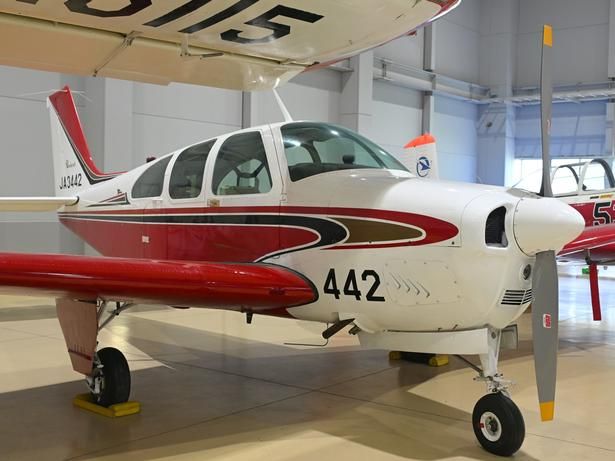 「ビーチクラフト E33 ボナンザ」は航空大学校などで訓練機として使用された軽飛行機